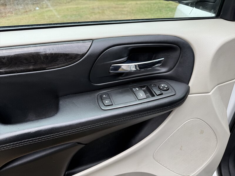 2017 Dodge Grand Caravan SE - Photo 12 - Brainerd, MN 56401