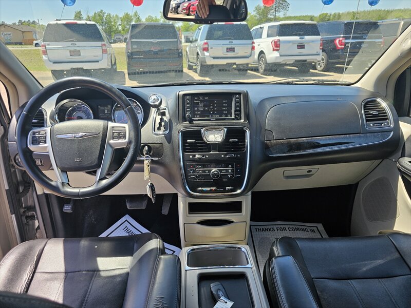 2014 Chrysler Town & Country Touring - Photo 17 - Brainerd, MN 56401