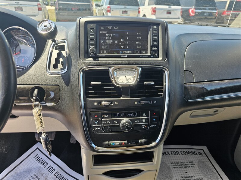 2014 Chrysler Town & Country Touring - Photo 19 - Brainerd, MN 56401
