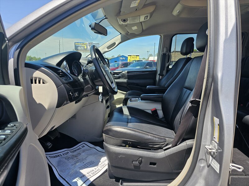 2014 Chrysler Town & Country Touring - Photo 16 - Brainerd, MN 56401