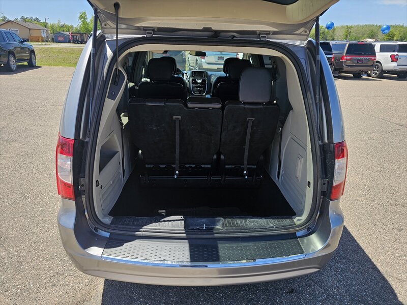 2014 Chrysler Town & Country Touring - Photo 11 - Brainerd, MN 56401