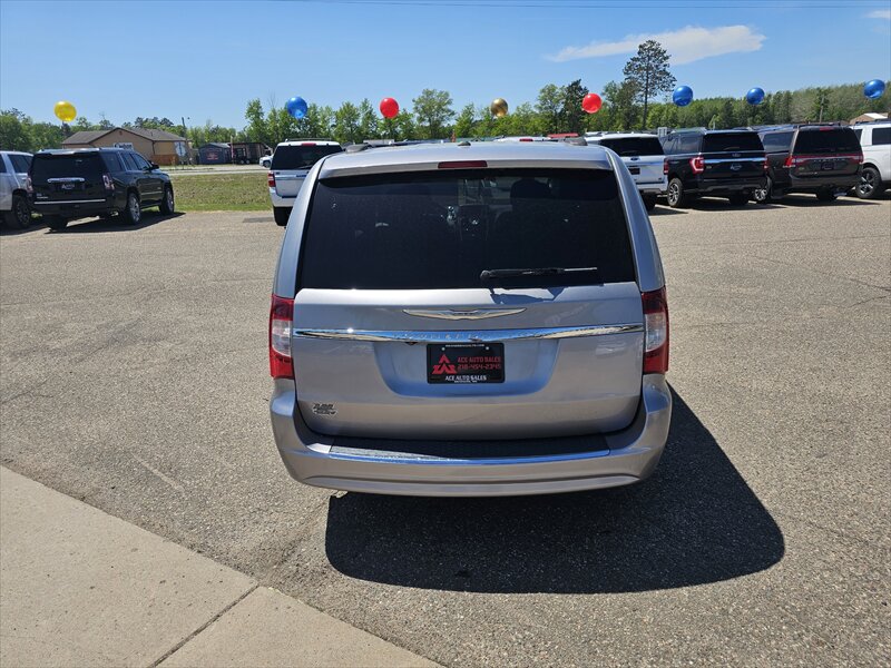 2014 Chrysler Town & Country Touring - Photo 8 - Brainerd, MN 56401