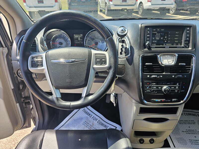 2014 Chrysler Town & Country Touring - Photo 18 - Brainerd, MN 56401