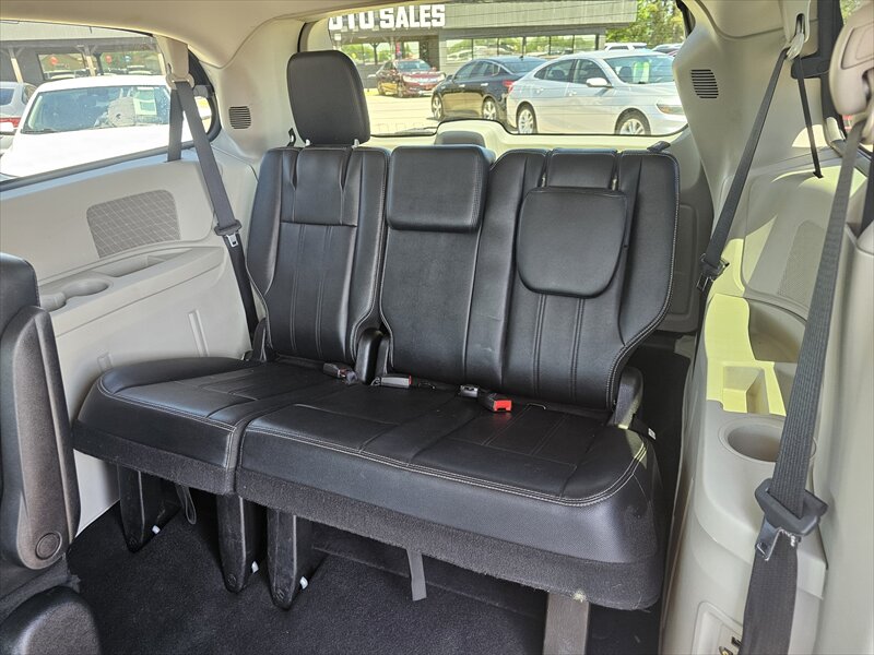 2014 Chrysler Town & Country Touring - Photo 12 - Brainerd, MN 56401