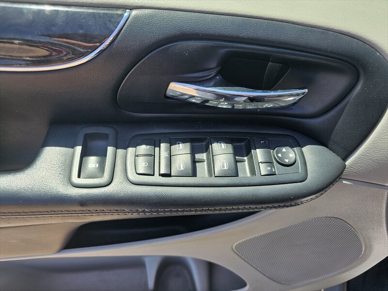 2014 Chrysler Town & Country Touring - Photo 21 - Brainerd, MN 56401