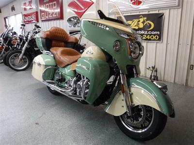 2017 Indian Roadmaster Willow Green over Ivory Cream   - Photo 2 - Kingman, KS 67068