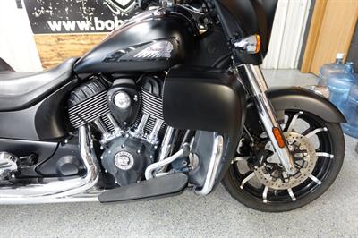 2020 Indian Roadmaster Dark Horse Thunder Black Smoke   - Photo 10 - Kingman, KS 67068