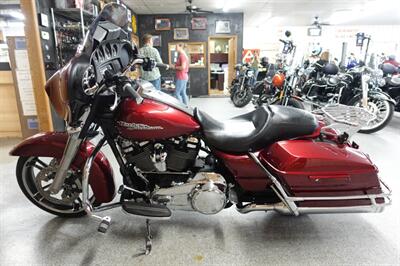2017 Harley-Davidson Street Glide - Photo 5 - Kingman, KS 67068