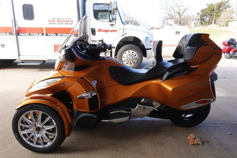 2014 Can Am Spyder photo 2