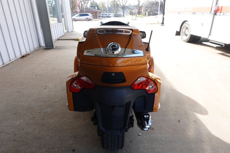 2014 Can Am Spyder photo 3