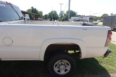 2005 Chevrolet Silverado 2500 HD Crew Cab - Photo 11 - Kingman, KS 67068