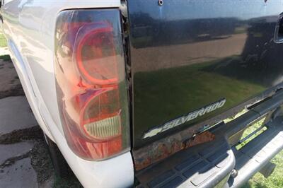 2005 Chevrolet Silverado 2500 HD Crew Cab - Photo 14 - Kingman, KS 67068