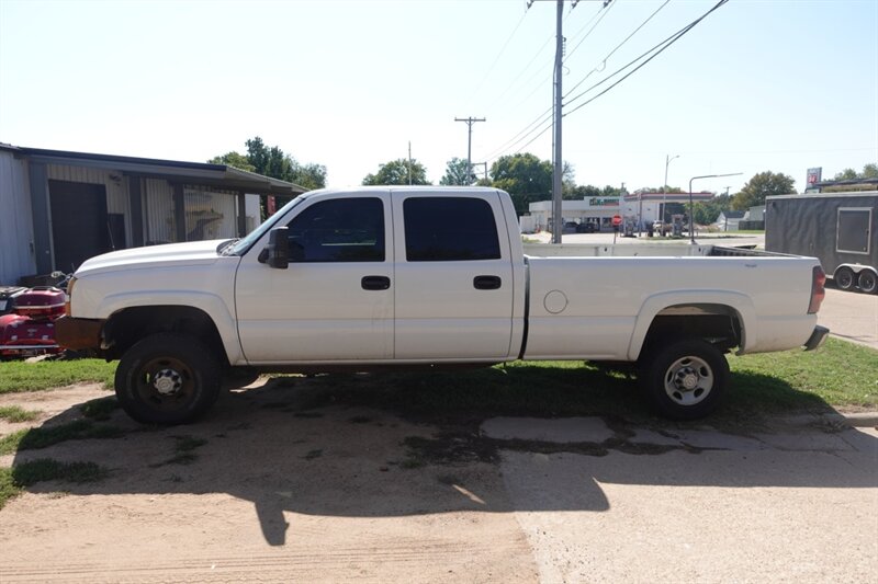 2005 Chevrolet Silverado 2500 HD Crew Cab   - Photo 1 - Kingman, KS 67068