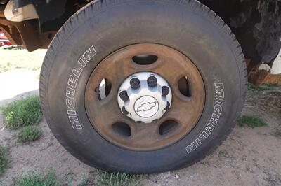 2005 Chevrolet Silverado 2500 HD Crew Cab - Photo 8 - Kingman, KS 67068