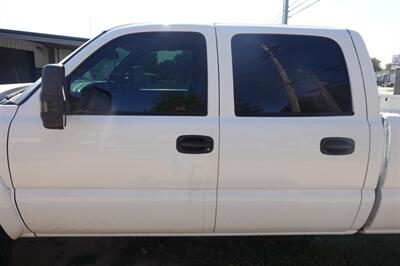2005 Chevrolet Silverado 2500 HD Crew Cab - Photo 10 - Kingman, KS 67068