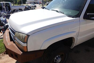 2005 Chevrolet Silverado 2500 HD Crew Cab - Photo 9 - Kingman, KS 67068