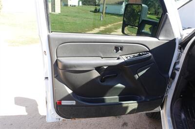 2005 Chevrolet Silverado 2500 HD Crew Cab - Photo 30 - Kingman, KS 67068