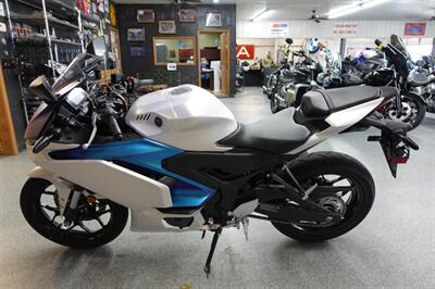2025 Yamaha YZF R3   - Photo 5 - Kingman, KS 67068