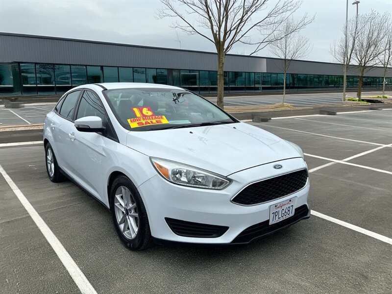 2016 Ford Focus SE's photo