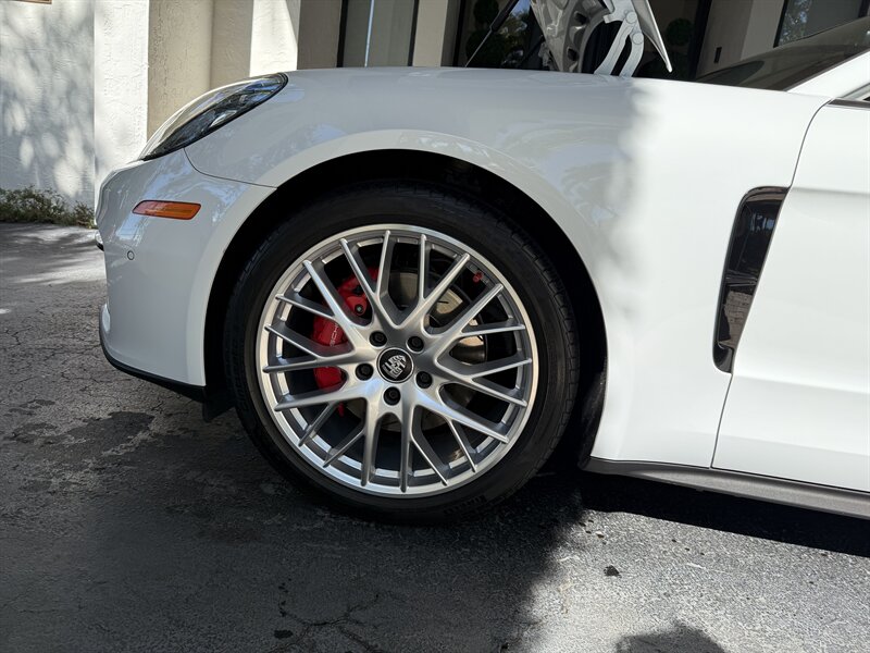 2023 Porsche Panamera 4S photo 3