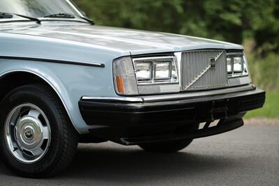 1985 Volvo 240 DL Sedan   - Photo 24 - Rockville, MD 20850