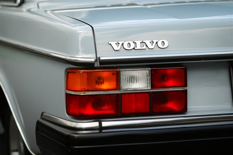 1985 Volvo 240 DL Sedan   - Photo 40 - Rockville, MD 20850