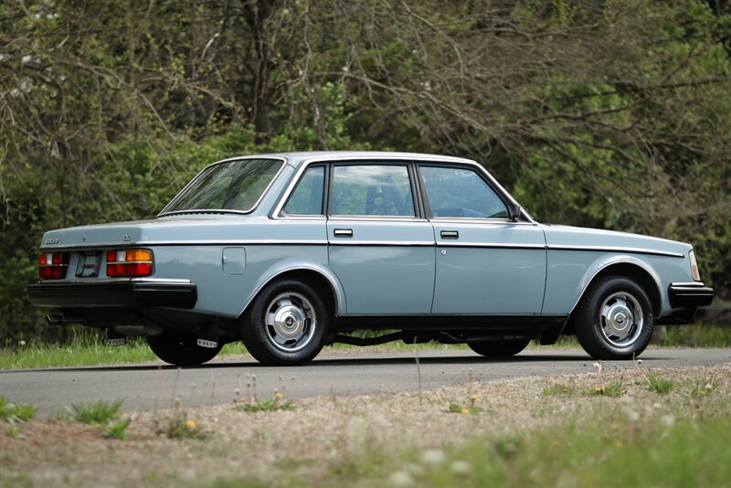 1985 Volvo 240 DL Sedan   - Photo 6 - Rockville, MD 20850