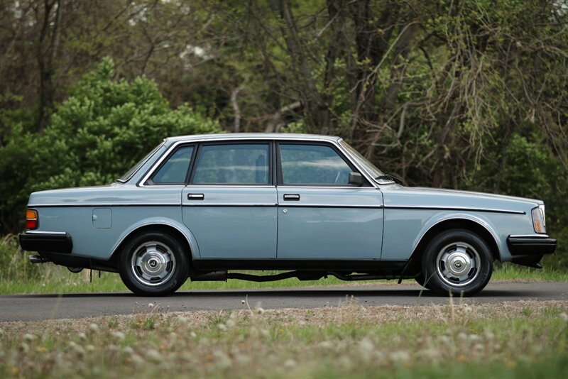 1985 Volvo 240 DL Sedan   - Photo 13 - Rockville, MD 20850