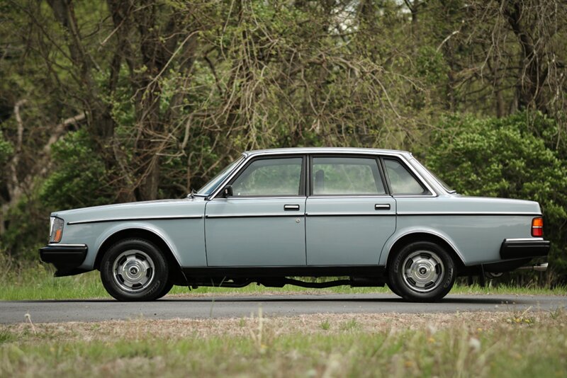 1985 Volvo 240 DL Sedan   - Photo 14 - Rockville, MD 20850