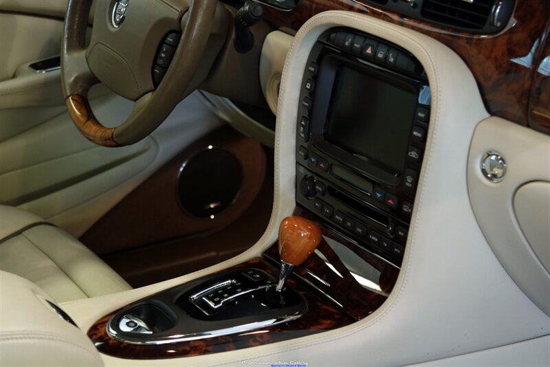 2005 Jaguar XJ8 Vanden Plas   - Photo 46 - Rockville, MD 20850