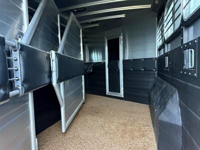 2020 Logan Coach Limited 3-Horse Living Quarters w/ Slide Out - Photo 14 - Olympia, WA 98501