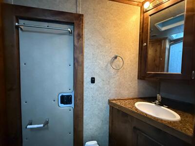 2020 Logan Coach Limited 3-Horse Living Quarters w/ Slide Out - Photo 8 - Olympia, WA 98501