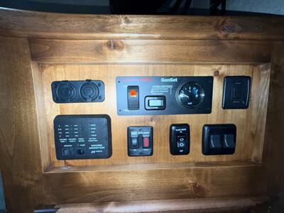 2020 Logan Coach Limited 3-Horse Living Quarters w/ Slide Out - Photo 12 - Olympia, WA 98501