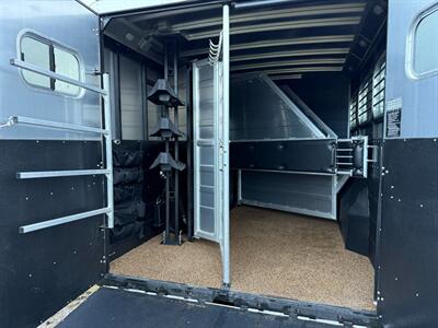 2020 Logan Coach Limited 3-Horse Living Quarters w/ Slide Out - Photo 13 - Olympia, WA 98501