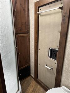 2018 Logan Coach Limited 4-Horse w/10' Living Quarters   - Photo 14 - Olympia, WA 98501