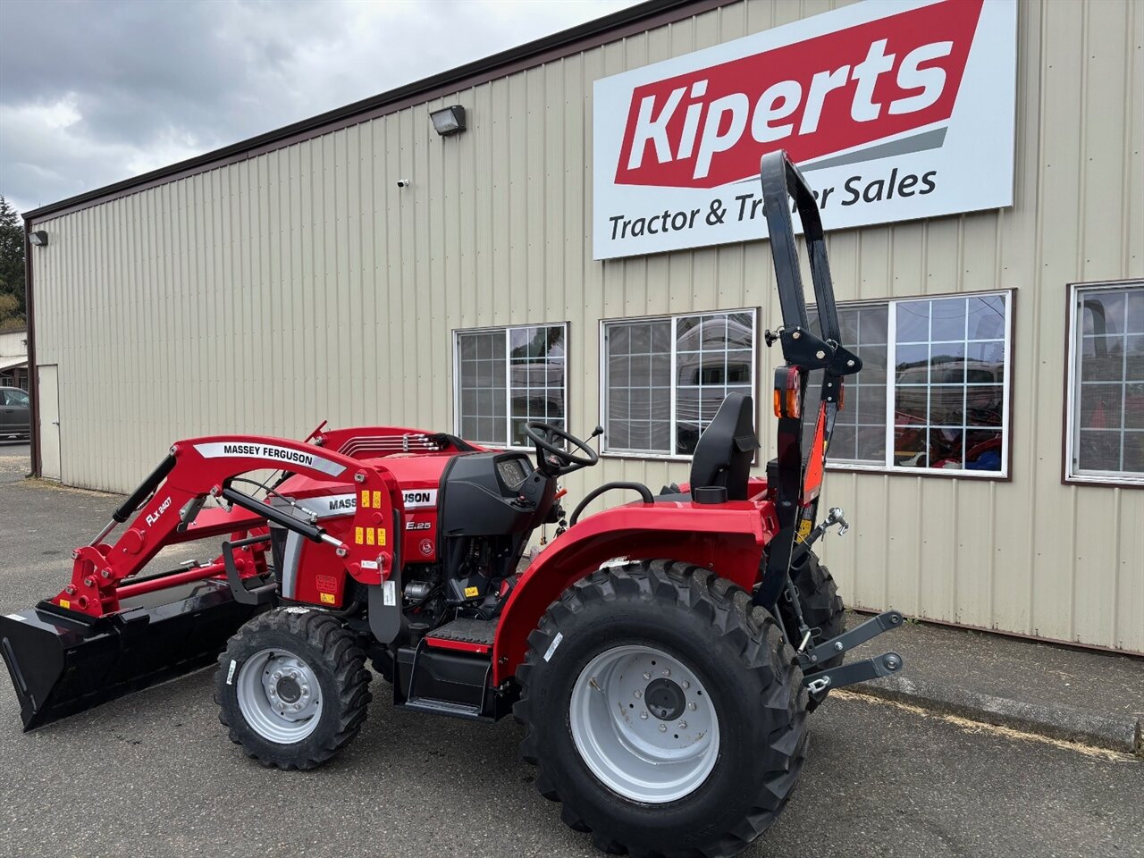 2025 MASSEY FERGUSON E Series 1E.25 Hst 25 h.p. Tractor w/Loader E SERIES   - Photo 2 - Olympia, WA 98501