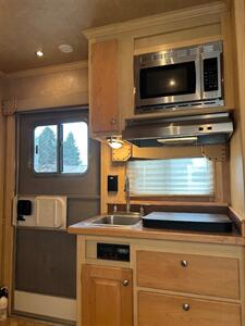 2013 Featherlite 3-Horse Trailer w/11' Living Quarters   - Photo 9 - Olympia, WA 98501