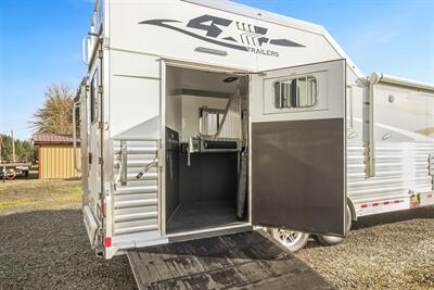 2025 4 Star Trailers 3-Horse w/13'8 " LQ, Slide & Generator   - Photo 15 - Olympia, WA 98501