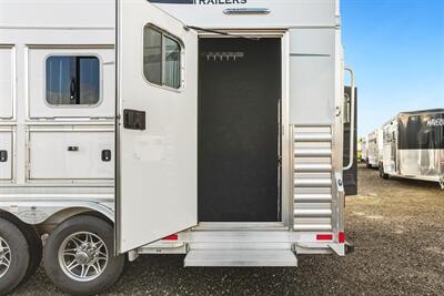 2025 4 Star Trailers 3-Horse w/13'8 " LQ, Slide & Generator   - Photo 20 - Olympia, WA 98501