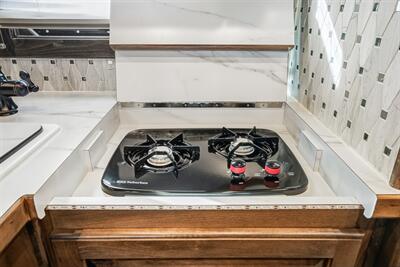 2025 4 Star Trailers 3-Horse w/13'8 " LQ, Slide & Generator   - Photo 5 - Olympia, WA 98501