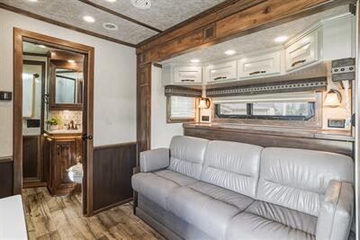 2025 4 Star Trailers 3-Horse w/13'8 " LQ, Slide & Generator   - Photo 6 - Olympia, WA 98501