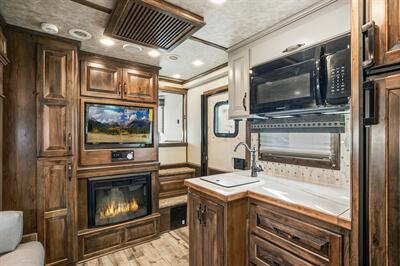 2025 4 Star Trailers 3-Horse w/13'8 " LQ, Slide & Generator   - Photo 4 - Olympia, WA 98501