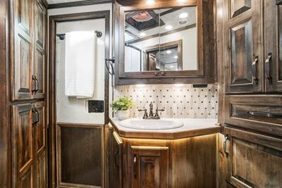 2025 4 Star Trailers 3-Horse w/13'8 " LQ, Slide & Generator   - Photo 7 - Olympia, WA 98501