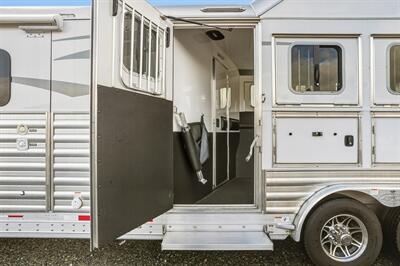 2025 4 Star Trailers 3-Horse w/13'8 " LQ, Slide & Generator   - Photo 22 - Olympia, WA 98501