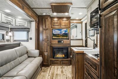 2025 4 Star Trailers 3-Horse w/13'8 " LQ, Slide & Generator   - Photo 3 - Olympia, WA 98501