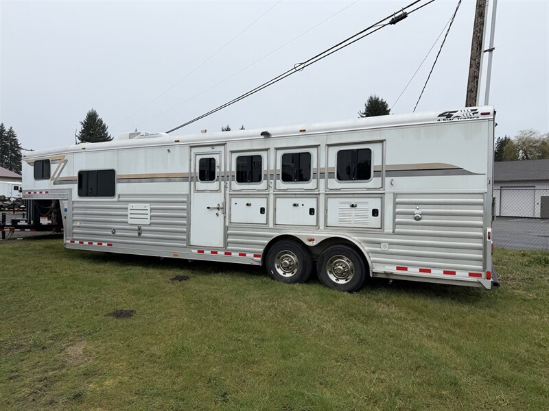 2011 4-Star Trailers Outlaw Living Quarters w/Generator  