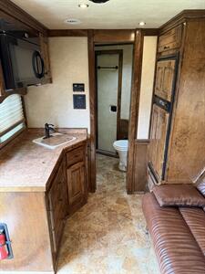 2011 4-Star Trailers Outlaw Living Quarters w/Generator - Photo 4 - Olympia, WA 98501