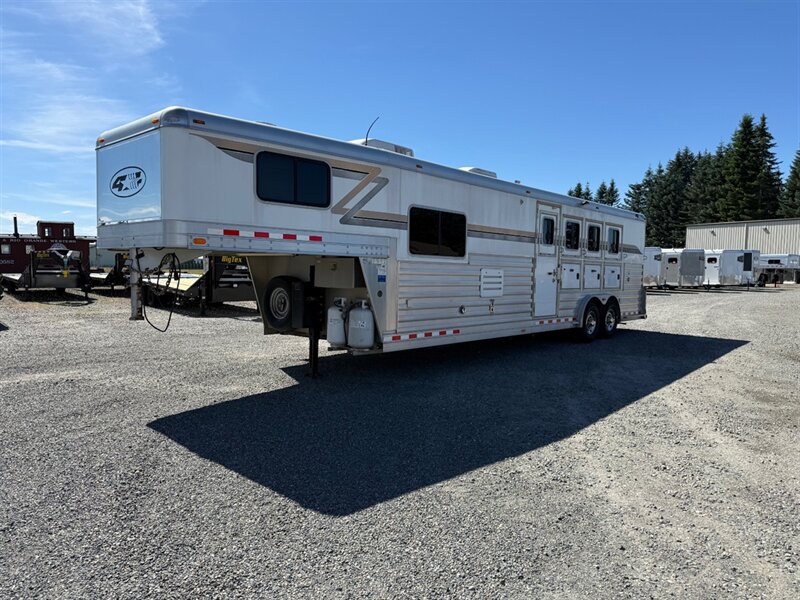 2011 4 Star Trailers Outlaw Living Quarters w/Generator  