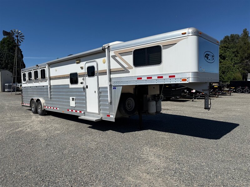 2011 4-Star Trailers Outlaw Living Quarters w/Generator  