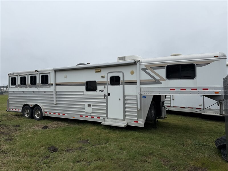 2011 4-Star Trailers Outlaw Living Quarters w/Generator  